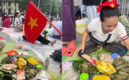 Chủ nhân mâm xôi gà xem diễu binh đang hot nhất MXH: Đi từ 3h30, mang toàn đặc sản quê nhà đến Hà Nội