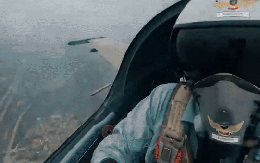 [CLIP] Phi công SU-30MK2 đưa tay chào cực nghệ khi chao lượn trên bầu trời Hà Nội, tiến về Ba Đình