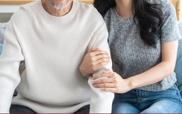 Chồng già đột quỵ trong ngày cưới, vợ kiểm soát rồi chiếm đoạt 4 tỷ đồng