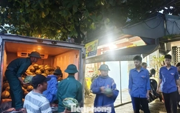 Bão số 5 áp sát, cả phường ngược xuôi giải cứu dưa hấu