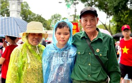 Cựu binh Trường Sơn cùng vợ vượt 120km trong mưa, đến Ba Đình cổ vũ chiến sĩ A80