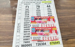 Được người bán dạo dúi cho 2 tờ vé số, người phụ nữ đem đi dò: Ngỡ ngàng nhìn kết quả
