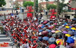 2 bức ảnh “hệ thống phòng thủ cực mạnh” chạy bằng cơm trên đường phố Hà Nội ngày hợp luyện