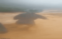 Cán bộ liều mình vượt lũ, sơ tán người dân đến nơi an toàn: 29 giây khiến tất cả xúc động