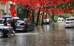 Hà Nội sáng nay: Mưa trắng trời, đường nào cũng ngập!