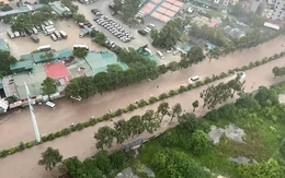 Mưa kéo dài, nhiều đường Hà Nội thành 'sông'