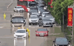 Hà Nội mưa to do ảnh hưởng bão số 5, đường phố ngập nặng, giao thông ách tắc