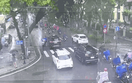 Khoảnh khắc cây xà cừ cổ thụ bật gốc đè bẹp ô tô trên đường Trần Phú