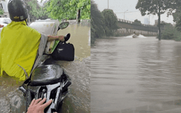 Khung cảnh lạ giữa Hà Nội mênh mông biển nước: Người mang đồ đi bắt cá giữa đường, người lướt ca nô, người đạp vịt trên "vịnh" Văn Quán