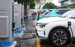 Quy định mới về sạc xe điện VinFast: Chỉ được đỗ 10 phút miễn phí sau khi sạc đầy, phút 11 trở đi phải trả tiền