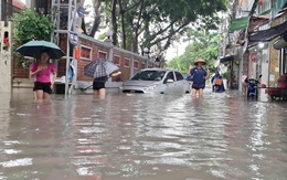 Chủ ô tô cần làm gì khi xe chết máy giữa mưa lũ hoặc rơi vào vùng ngập nước?