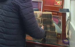 Hết cảnh vác bao tải tiền mặt đi mua vàng: Giao dịch từ 20 triệu đồng/ngày trở lên phải thanh toán qua tài khoản ngân hàng