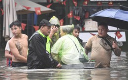 Khu biệt thự 'nhà giàu' ngập gần 1 m, dân chèo thuyền đi lại trên phố