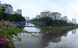 Cảnh tượng lạ trên sông Tô Lịch sau trận mưa như trút ở Hà Nội, nhiều người kinh ngạc thốt lên: "Đây là lần đầu tiên tôi thấy"