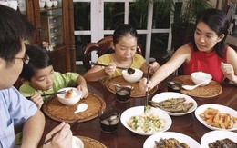 Chi tiêu hết 18 triệu/tháng, vợ bị chồng mắng xối xả nhưng bảo chồng tự cầm tiền chi tiêu thì anh tái mét mặt