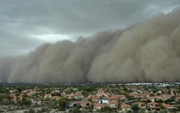 Cận cảnh “bức tường bụi" khổng lồ ập xuống thành phố Mỹ, bầu trời tối sầm