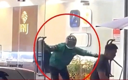 Nam thanh niên mặc áo Grab, cầm búa xông vào cướp tiệm vàng ở Đà Nẵng