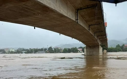 Mưa lớn kéo dài, lũ lên báo động 3 trên nhiều sông
