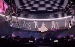 Nữ ca sĩ đắt show nhất dịp Đại lễ 2/9: Bay ra bay vào xuyên Bắc - Nam, lịch trình kín mít vẫn kịp ra MV mới đạt thành tích toàn cầu