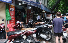 Xe chết máy khắp phố, tiệm sửa ở Hà Nội đông nghẹt khách chờ