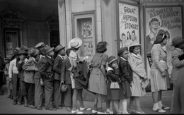 Bức ảnh năm 1941 gây "sốt": Chi tiết lạ làm dấy lên giả thuyết du hành thời gian, chuyên gia nói gì?