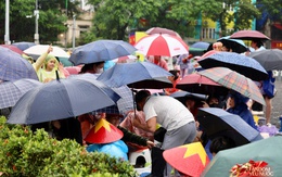 Người dân xuất phát từ 4 giờ, đội mưa chờ đợi buổi sơ duyệt cấp Nhà nước