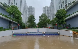 Hình ảnh nhiều khu chung cư thành 'ốc đảo' sau mưa lớn, dân dựng đập ngăn nước tràn vào hầm