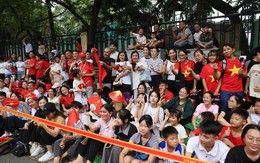 Đây là vị trí hàng chục điểm gửi xe gần khu vực diễu binh nhất, người dân phải xem ngay