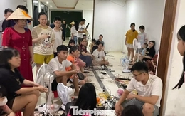 Chật kín người ngồi chờ sạc điện thoại ở trung tâm thương mại, chung cư