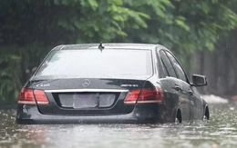 Bao giờ Hà Nội thoát cảnh 'phố biến thành sông' sau cơn mưa?