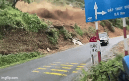 Kinh hoàng khoảnh khắc đất đá bất ngờ đổ ập xuống đường quốc lộ ở Lào Cai: 3 giây khiến tất cả hú vía!