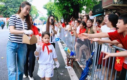 Xôn xao khắp phố: Hoa hậu Đỗ Mỹ Linh bất ngờ phát kem cho bà con đi xem A80, nhan sắc đời thường gây sốt!