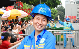 Clip: "Khối gìn giữ môi trường" tiến vào, khẩu lệnh được hô lên cực tâm lý khiến cả góc phố vỗ tay rần rần!