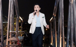 Cuộc sống của nam ca sĩ U40 chưa lấy vợ, bị cô giáo nói thẳng "xấu trai lắm, trẻ mà ít tóc"