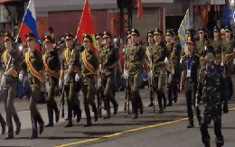 Quân nhân Nga tập diễu binh giữa tiếng reo hò cổ vũ