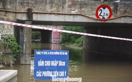 Đại lộ Thăng Long nhiều điểm vẫn ngập sâu, ùn tắc 10 km
