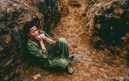 Rùng mình trước cảnh phim sốc nhất Mưa Đỏ: Nam diễn viên ăn rắn thật 100%, biết số lượng là sợ tới già