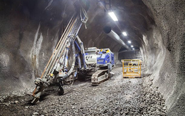 Sập tường nhưng vẫn khoan sâu 9.000m, 41 mũi khoan thất bại, 1 phút sau cả công trường hò reo, “mỏ vàng” được khai mở