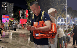 Còn 36 tiếng mới đến buổi Tổng duyệt, người dân đã trải bạt nhận chỗ qua đêm ở Ba Đình, lực lượng chức năng nhanh chóng có mặt