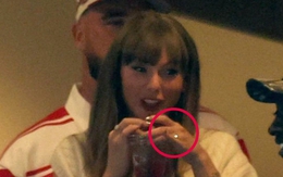 500.000 người choáng khi Taylor Swift khoe nhẫn đính hôn to "khủng bố", sáng như bóng đèn trong lần đầu lộ diện sau lễ đính hôn