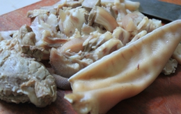 Người đàn ông 44 tuổi tím tái toàn thân sau khi ăn thủ lợn luộc chưa chín kỹ