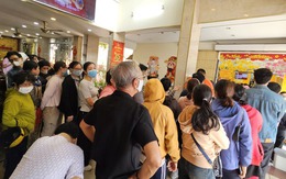 Xếp hàng xuyên trưa, khách "vét sạch" vàng nhẫn tại một tiệm lớn ở TP HCM