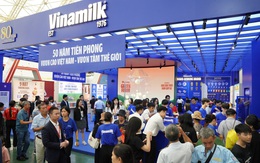 Hàng dài khách tham quan xếp hàng đợi trải nghiệm gian hàng Vinamilk