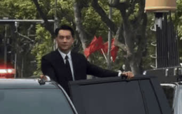 Visual tuyệt đối điện ảnh của nam cảnh vệ 1m85 trong đội hình Công an trình diễn chống khủng bố tại Hồ Gươm