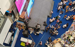 Người đàn ông nằm bất động tại tầng 1 trung tâm thương mại ở Long Biên, sau cú rơi từ tầng cao