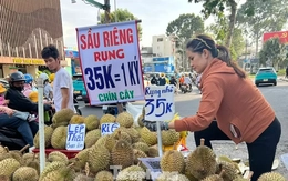 Bất ngờ sầu riêng giá 35.000 đồng/kg: 'Bao ăn, bao đổi'
