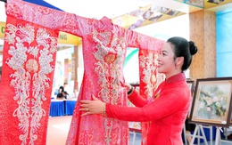 NTK Cao Thu Vân mang áo dài thêu tay đến Triển lãm 80 năm thành tựu đất nước NTK Cao Thu Vân mang áo dài thêu tay đến Triển lãm 80 năm thành tựu đất nước