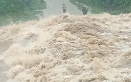 Clip: Nước cuồn cuộn chia cắt hàng loạt nơi ở Quảng Trị