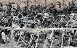 Cận cảnh hàng trăm xe máy bị lửa thiêu rụi trong bãi xe dưới cầu Vĩnh Tuy