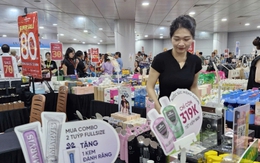 Điểm mua sắm rợp cờ đỏ sao vàng, người dân TP.HCM rộn ràng 'săn sale' dịp lễ 2/9